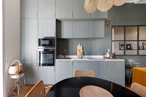 Refrigerador, microondas, horno, placa de cocina