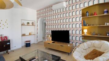 TV, fireplace