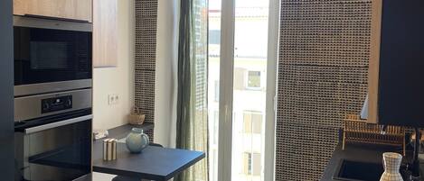 Kjøleskap, ovn, kokeplater og oppvaskmaskin