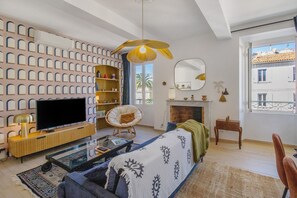 Télévision, cheminée