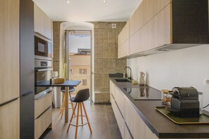 Réfrigérateur, four, plaque de cuisson, lave-vaisselle