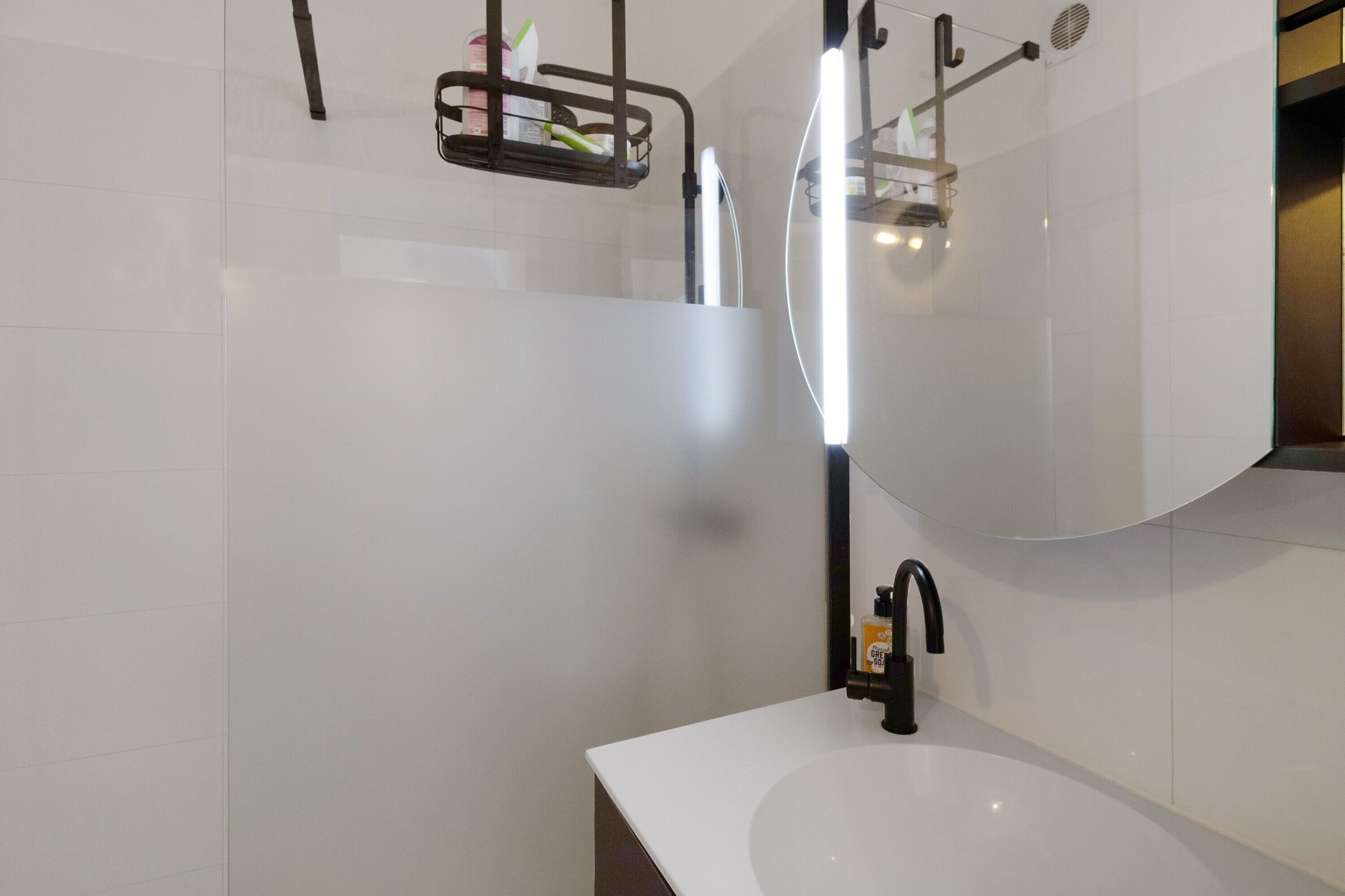 Chuveiro, secador de cabelo, toalhas de banho 