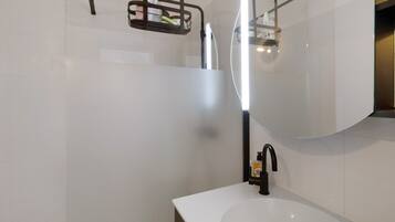 Chuveiro, secador de cabelo, toalhas de banho