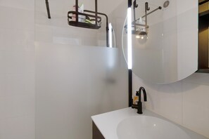 Chuveiro, secador de cabelo, toalhas de banho 