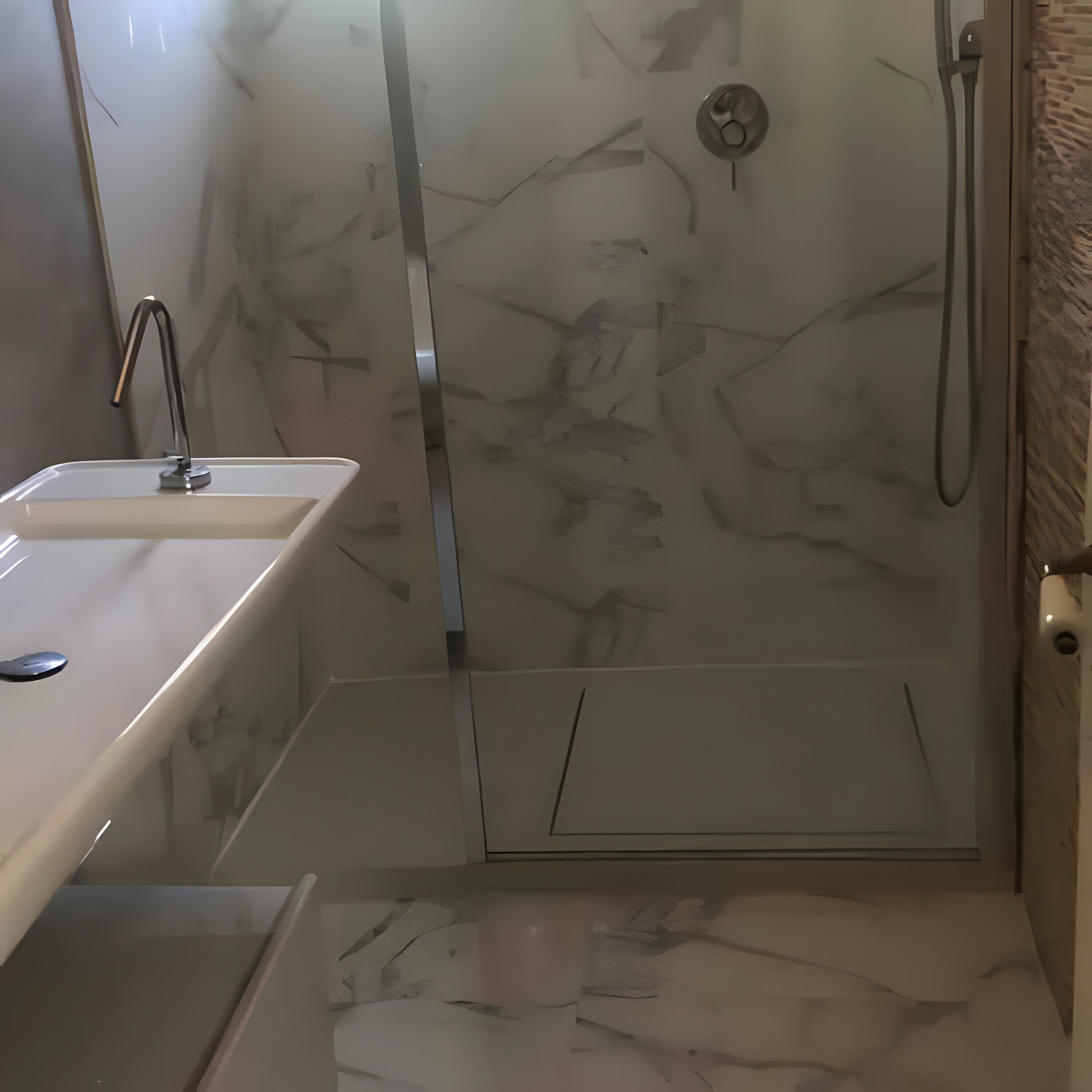 Une salle de bain avec un mur en marbre, un lavabo et une douche.