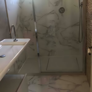 Douche, sĂšche-cheveux, serviettes fournies