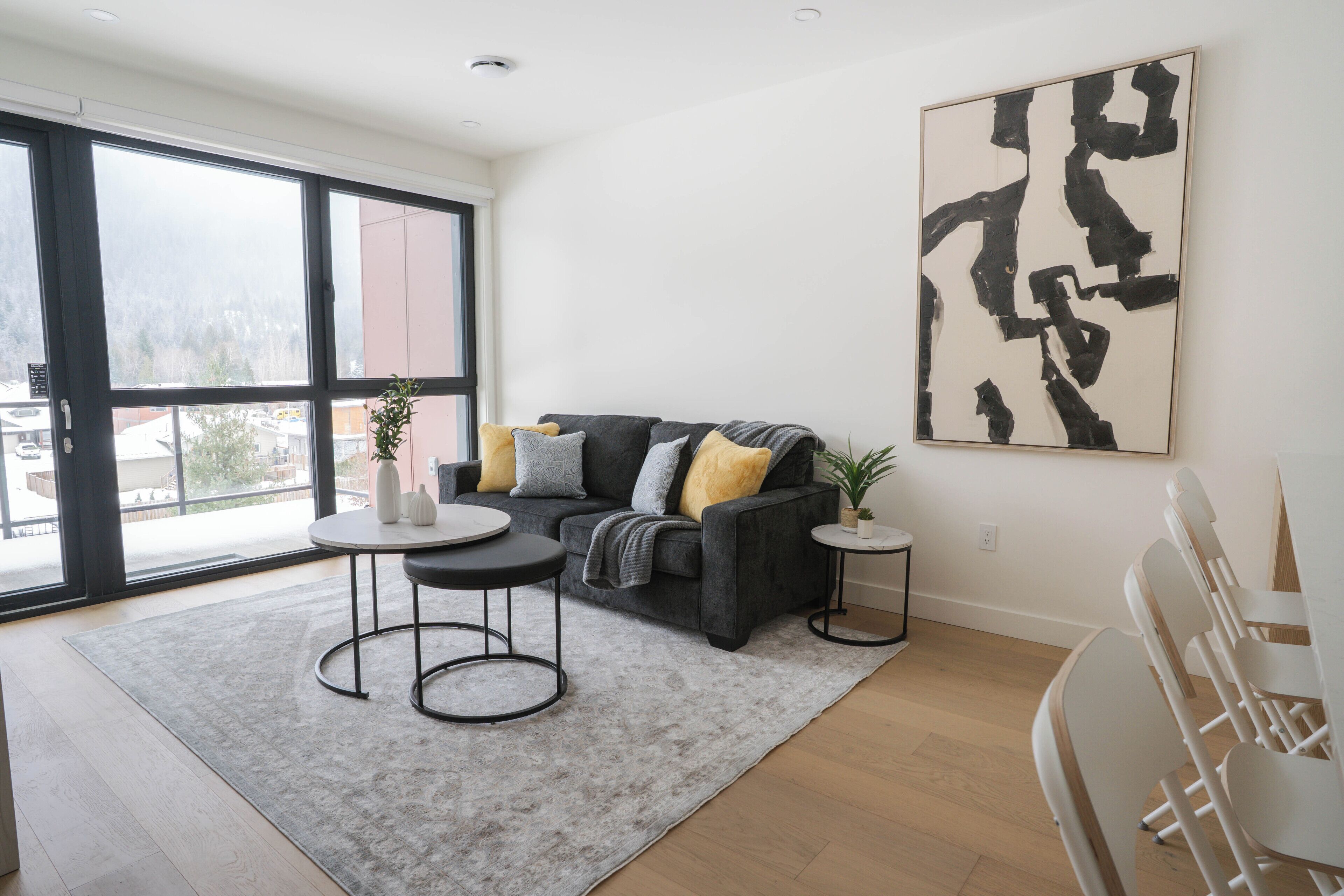 Signature Condo, Balcony, Mountain View | Living area