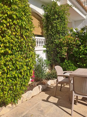 Outdoor dining - ALBIR, apartment for 4 pers., ground floor with garden, 100m to the beach, super pool, air conditioning (L’Alfàs del Pi)