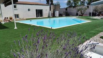 Piscine extérieure (ouverte en saison), parasols de plage