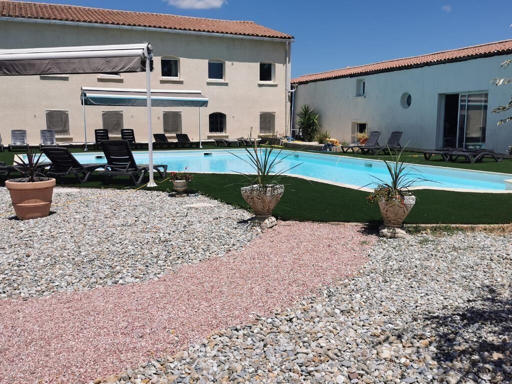 Piscine extérieure (ouverte en saison), parasols de plage