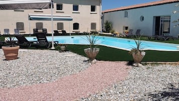 Piscine extérieure (ouverte en saison), parasols de plage