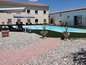 Seasonal outdoor pool, open 1:00 PM to 9:30 PM, pool umbrellas - le floréal (Trèbes)