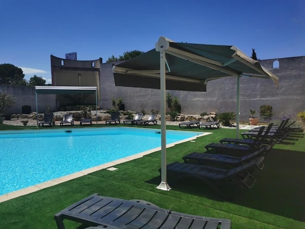 Piscine extérieure (ouverte en saison), parasols de plage