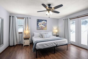 4 habitaciones, escritorio y tabla de planchar con plancha 