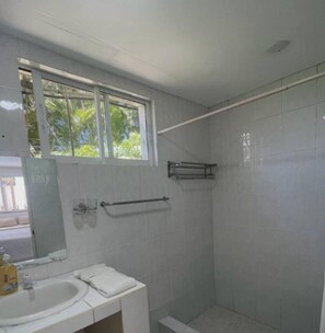 Shower, towels, soap, toilet paper - Central Studio • Walk to Beach • Fast WiFi & Pool (Cabarete)