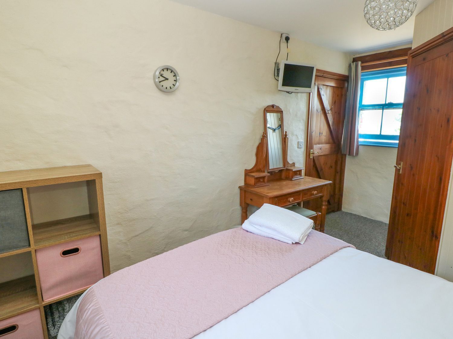 2 Schlafzimmer, individuell dekoriert, individuell eingerichtet
