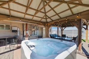 A covered outdoor area with a hot tub, seating, and a patio table. - Tucson Casa 1 y Casa 2 (Tucson)