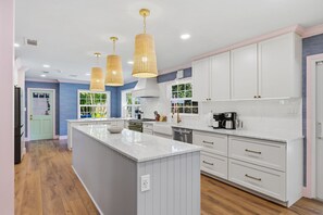 Fridge, microwave, oven, stovetop - Bradenton Beach Club - Poolside + Estate Bunkroom (Bradenton)