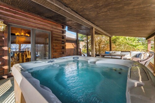 Dreamy Lakeview Log Cabin in Lake Ariel w/ Hot Tub, Game Room & Fire Pit