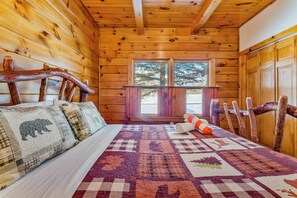 3 bedrooms, iron/ironing board, WiFi, bed sheets - Dreamy Lakeview Log Cabin in Lake Ariel w/ Hot Tub, Game Room & Fire Pit (Lake Ariel)