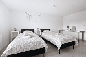 4 bedrooms, iron/ironing board, WiFi, bed sheets