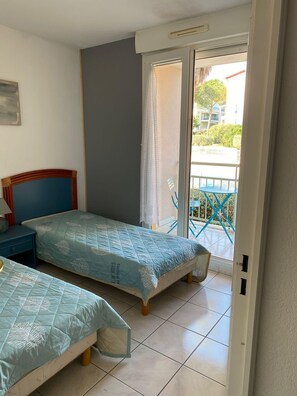 3 bedrooms, iron/ironing board, WiFi - Large T4 with pool, terrace and beach on foot (Fréjus)