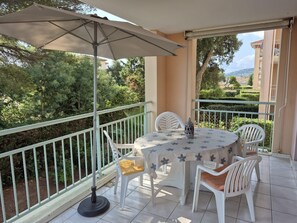 Outdoor dining - Large T4 with pool, terrace and beach on foot (Fréjus)