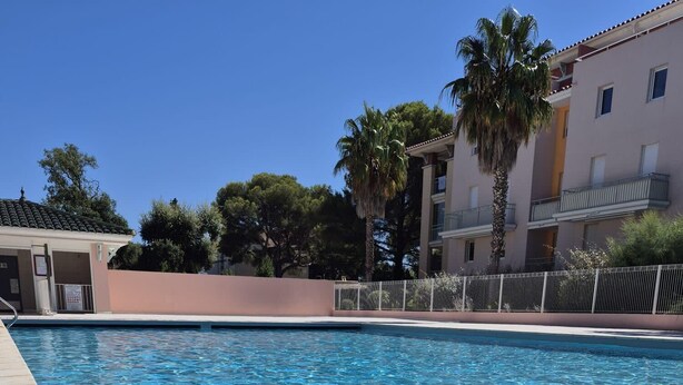 Una piscina con acqua cristallina e un bordo in pietra.