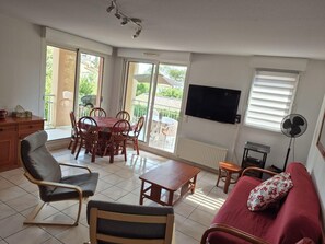 TV - Large T4 with pool, terrace and beach on foot (Fréjus)