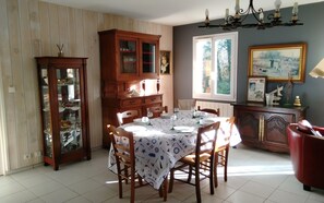 Dining - House with garden near the sea in Mesquer (Mesquer)