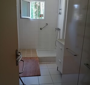 Shower, hair dryer - House with garden near the sea in Mesquer (Mesquer)