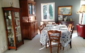 Dining - House with garden near the sea in Mesquer (Mesquer)