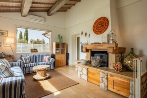 TV, fireplace, ping pong - Casa Il Cappero – Villa with Private Pool in the Tuscan Hills (San Rocco)