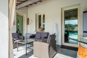Terrace/patio - Casa Il Cappero – Villa with Private Pool in the Tuscan Hills (San Rocco)