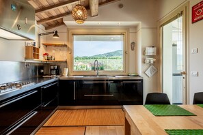Fridge, microwave, oven, stovetop - Casa Il Cappero – Villa with Private Pool in the Tuscan Hills (San Rocco)