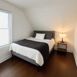 2 bedrooms, iron/ironing board, WiFi, bed sheets -  Hidden Gem Steps From River, Restos, Cafés, Parks (Windsor)