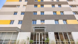 A multi-story hotel with a modern facade, large windows, and a central entrance with glass doors. - Luxury studio apartment, do everything on foot! (São Caetano do Sul)
