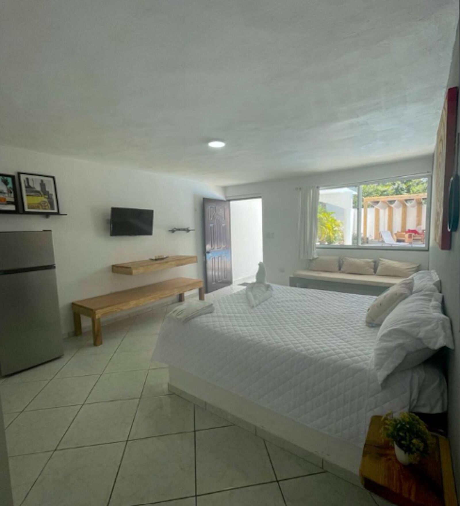 Tabla de planchar con plancha, wifi, ropa de cama
