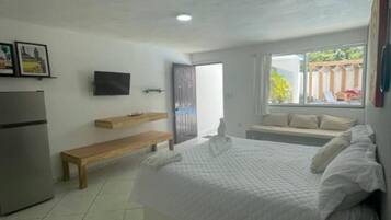Tabla de planchar con plancha, wifi, ropa de cama