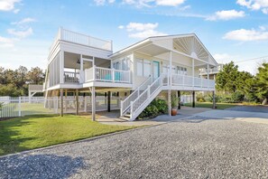 Exterior - Oceanview beach cottage with heated pool an hot tub (Virginia Beach)