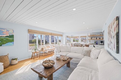 Oceanview beach cottage with heated pool an hot tub