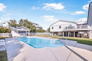 Outdoor pool - Oceanview beach cottage with pool and hot tub (Virginia Beach)