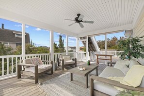 Terrace/patio - Oceanview beach cottage with pool and hot tub (Virginia Beach)
