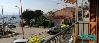 Paradise House a stone's throw from the sea