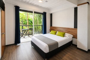 Cortinas blackout, tabla de planchar con plancha y wifi gratis 