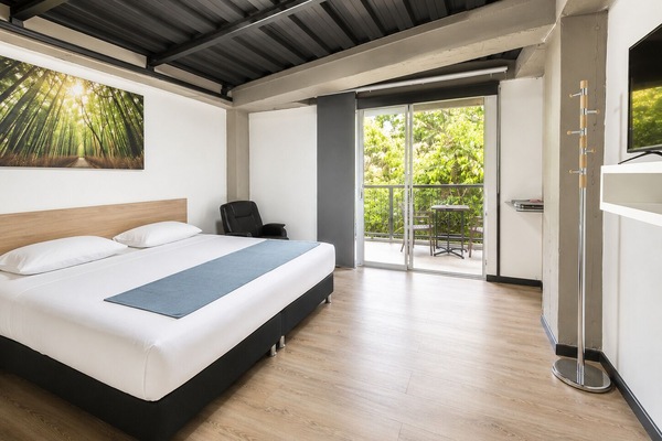 Cortinas opacas, tabla de planchar con plancha, wifi gratis