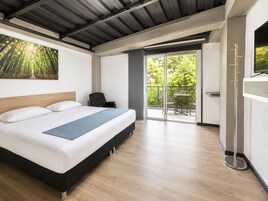 Cortinas blackout, tabla de planchar con plancha y wifi gratis 