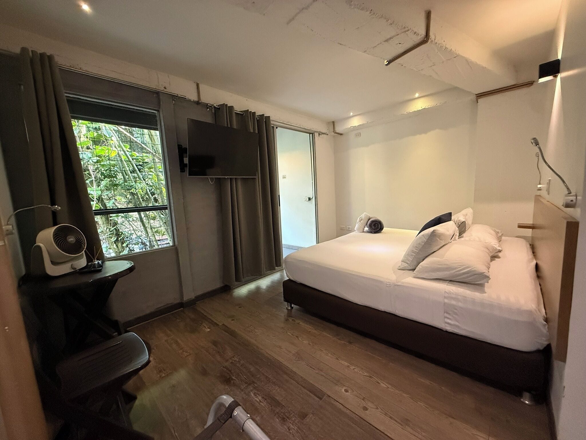 Habitación doble ejecutiva, balcón, vista al jardín | Cortinas blackout, tabla de planchar con plancha y wifi gratis 