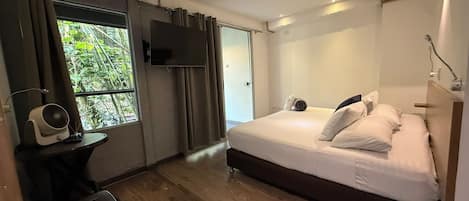 Habitación doble ejecutiva, balcón, vista al jardín | Cortinas blackout, tabla de planchar con plancha y wifi gratis