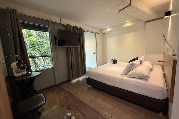 Cortinas blackout, tabla de planchar con plancha y wifi gratis
